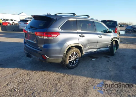 2018 Toyota Highlander Xle z USA, uszkodzony, nr VIN 5TDJZRFH1JS490555
